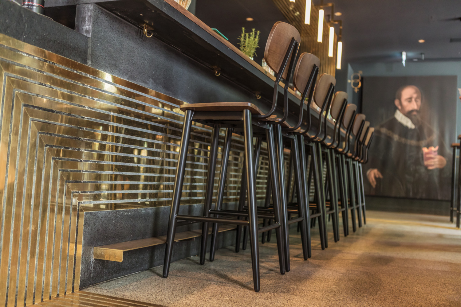 Set de 2 scaune de bar VEGA Scola, scaun din placaj de frasin si baza din otel lakerat maro antique, design industrial vintage, inaltime 115 cm, sarcina 160 kg