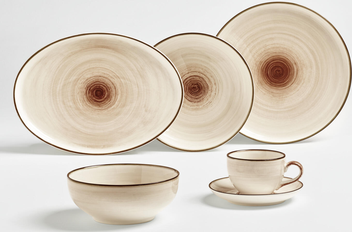 VEGA LUSINI Solutions GmbH Porcelain sample set Limaro 6-piece Mustergarnitur Porzellan Limaro 6-teilig Porcelain sample set Limaro 6-piece; brown Mustergarnitur Porzellan Limaro 6-teilig; braun Take advantage of our sample service. The following samples are included: Flat plate Ø 25 cm Deep plate Ø 21 cm Platter oval 29x21.5 cm Bowl 16x6.4 cm Coffee cup Coffee saucer Sample items are priced with a nominal fee, if you are not satisfied, we will refund the nominal fee. Please contact our customer service for this. Nutzen Sie unseren Musterservice. Folgende Muster sind enthalten: Teller flach Ø 25 cm Teller tief Ø 21 cm Platte oval 29x21,5 cm Schale 16x6,4 cm Kaffee-Obertasse Kaffee-Untertasse Musterartikel sind mit einer Schutzgebühr bepreist, bei Nichtgefallen erstatten wir Ihnen die Schutzgebühr zurück. Bitte nehmen Sie hierzu Kontakt zu unserem Kundenservice auf.