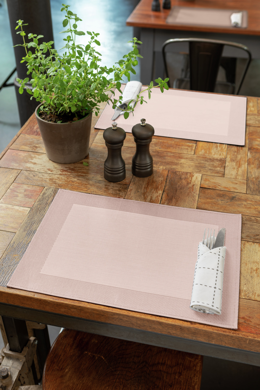Seturi de masă ERWIN M. Puris, Culoare Roz, Design Atlas Weave, PVC și Poliester, 33 x 45 cm, Lavabile cu Lavetă Umedă, Utilizare Interior și Exterior