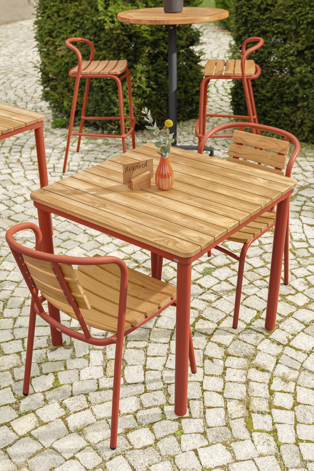 Masa exterioara catering VEGA Zolia, blat patrat din lemn de teak, cadru aluminiu, 80x80x76 cm, rezistenta la intemperii si UV, certificare FSC
