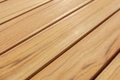 Masa exterioara catering VEGA Zolia, blat patrat din lemn de teak, cadru aluminiu, 80x80x76 cm, rezistenta la intemperii si UV, certificare FSC