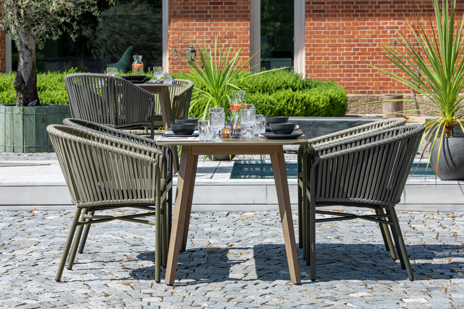 Set de 2 scaune de exterior VEGA LUSINI Esperia, culoare măslinie, cadru din aluminiu vopsit electrostatic, ratan din sfoara de 15mm, stivuibile, cu perna din material Olefin