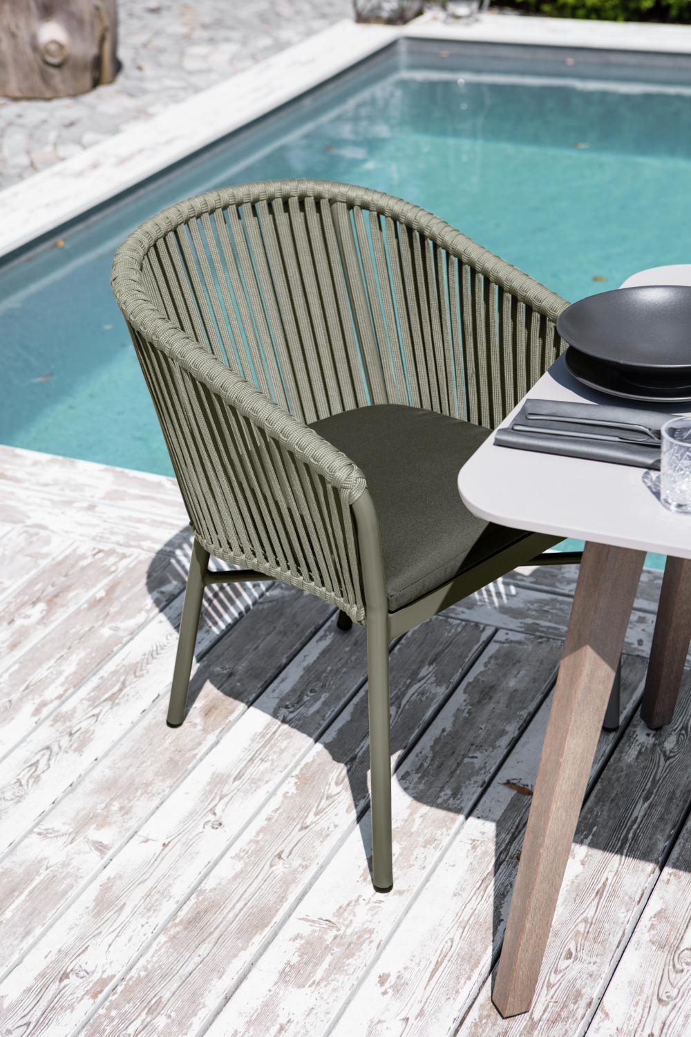 Set de 2 scaune de exterior VEGA LUSINI Esperia, culoare măslinie, cadru din aluminiu vopsit electrostatic, ratan din sfoara de 15mm, stivuibile, cu perna din material Olefin