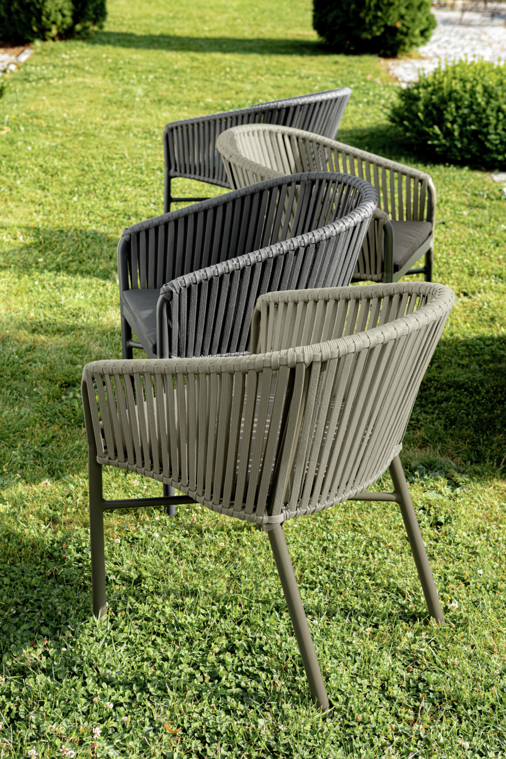 Set de 2 scaune de exterior VEGA LUSINI Esperia, culoare măslinie, cadru din aluminiu vopsit electrostatic, ratan din sfoara de 15mm, stivuibile, cu perna din material Olefin