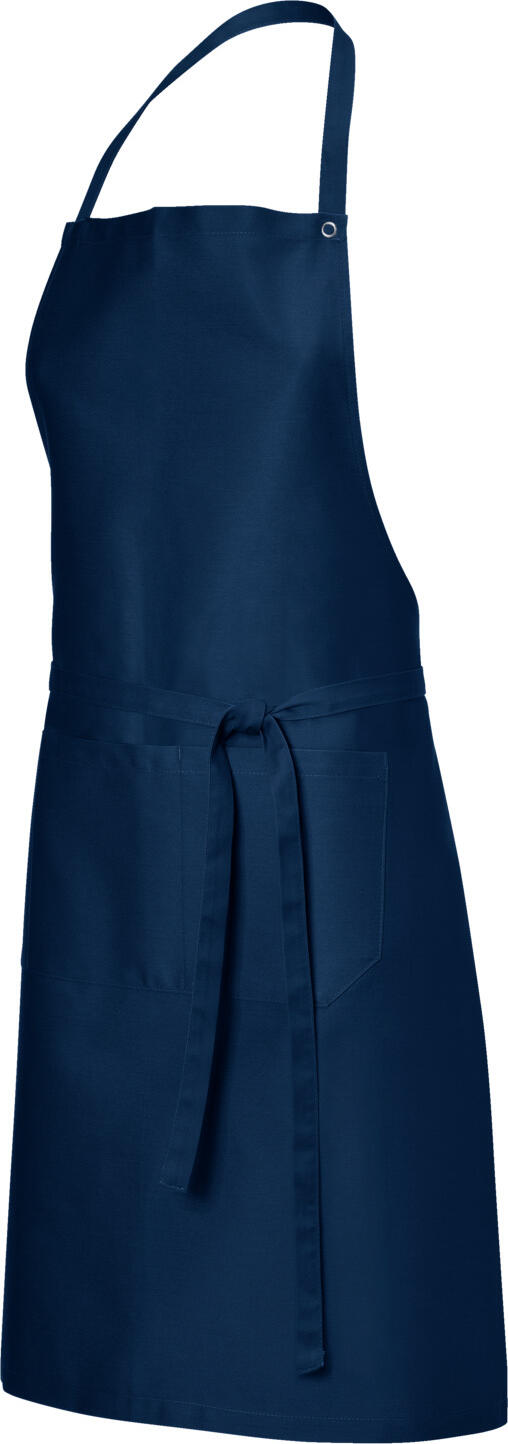 JOBELINE LUSINI Solutions GmbH Bib apron Nando 88x100 cm (LxW) Latzschürze Nando 88x100 cm (LxB) Bib apron Nando 88x100 cm (LxW); 88x100 cm (LxW); navy Latzschürze Nando 88x100 cm (LxB); 88x100 cm (LxB); navy 65 % polyester, 35 % cotton. 200 g/m². 60 °C wash. High-quality bib apron with two-section front pocket and two pen pockets made of smooth, easy-care blended fabric. The neckband is adjustable in length by means of snap buttons. Waist with tie straps. Pocket dimensions: 2 pockets each 21x15 cm and 2 pen pockets each 21x3.5 cm (LxW). 65 % Polyester, 35 % Baumwolle. 200 g/m². 60°-Wäsche. Hochwertige Latzschürze mit zweigeteilter Vordertasche und zwei Stifttaschen aus glattem, pflegeleichtem Mischgewebe. Das Nackenband ist mittels Druckknöpfe längenverstellbar. Taille mit Bindebändern. Taschenmaße: 2 Taschen je 21x15 cm und 2 Stifttaschen je 21x3,5 cm (LxB)