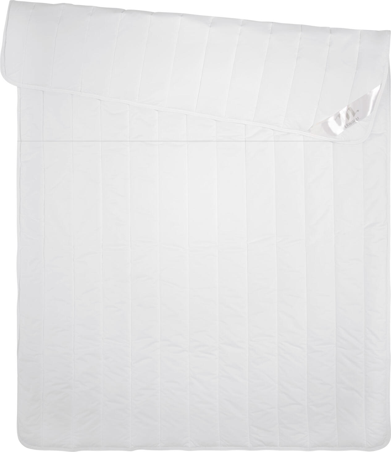 ERWIN M. LUSINI Solutions GmbH Duvet Larentina Bettdecke Larentina Duvet Larentina; 260x240 cm (WxL); white Bettdecke Larentina; 260x240 cm (BxL); weiß Filling: 100% polyester, climate fiber. Cover: 100% cotton. Duvet made of climate fiber from 3M Thinsulate: very breathable, perfect moisture transport, optimal climate regulation. Fast drying, super light. Body-friendly longitudinal quilting, no slipping of the fiber filling. Cigarette glow test passed according to EN ISO 12952-1. Füllung: 100 % Polyester, Klimafaser. Bezug: aus 100 % Baumwolle. Bettdecke aus Klimafaser von 3M Thinsulate: sehr atmungsaktiv, perfekter Feuchtigkeitstransport, optimale Klimaregulierung. Schnell trocknend, super leicht. Körpergerechte Längssteppung, kein Verrutschen der Faserfüllung. Zigarettenglühtest nach EN ISO 12952-1 bestanden. Die mit Silikon ummantelte Faser schützt die Decke vor Verklumpungen. Bei der Verwendung von Chlor löst sich das Silikon auf und die Fasern in der Decke verklumpen.