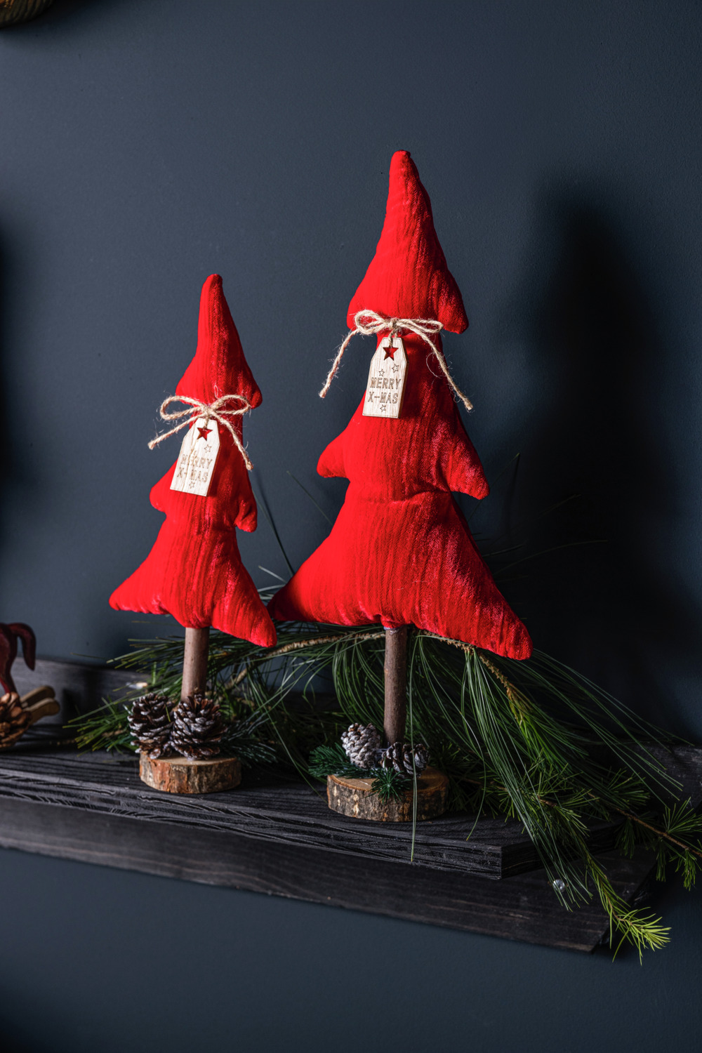 Brad Decorativ de Craciun Vega Adea, 42cm din Material Textil si Lemn Natural, cu Conuri de Pin si Eticheta Merry X-Mas