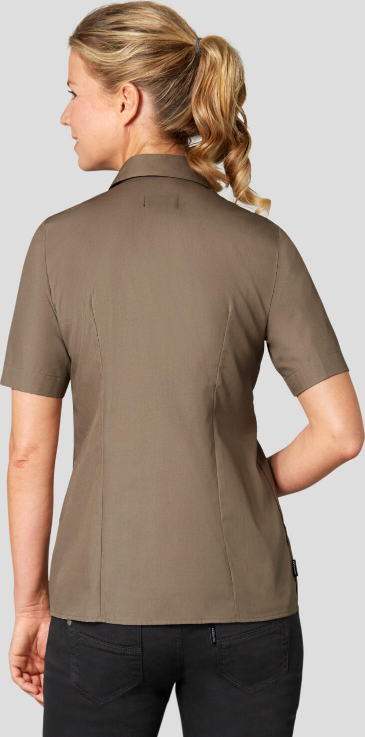 JOBELINE LUSINI Solutions GmbH Women's blouse Filipa half sleeve Damenbluse Filipa Halbarm Women's blouse Filipa half sleeve; Size 40; taupe Damenbluse Filipa Halbarm; Kleidergröße 40; taupe 100 % cotton. 40 °C wash. Classic, elegant women's blouse with half sleeves, button placket, shirt collar and waist seams. The lightweight cotton blouse is durable, easy care and easy iron. Available in long sleeve and three-quarter sleeve. Slightly tailored cut. Back length: 66 cm for size 36. 100 % Baumwolle. 60°-Wäsche. Klassische, elegante Damenbluse mit Halbarm, Knopfleiste, Hemdblusenkragen und Taillierungsnähten. Die leichte Baumwollbluse ist langlebig, pflege und bügelleicht. In Langarm und Dreiviertelarm erhältlich. Leicht tailliert geschnitten. Rückenlänge: 66 cm in Gr 36