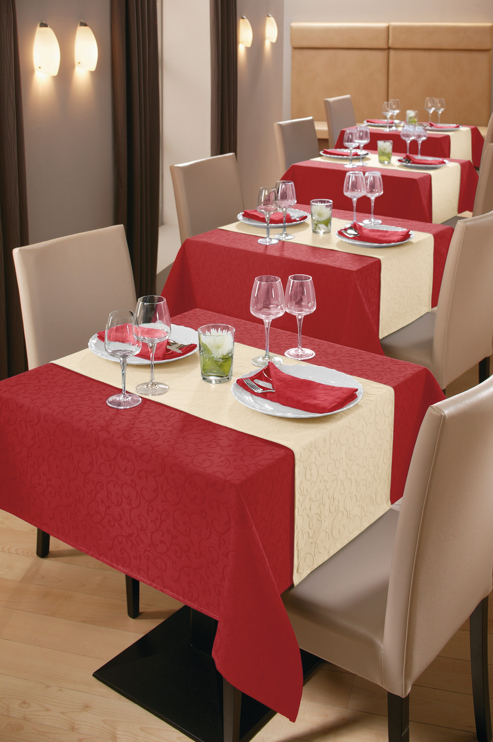 ERWIN M. LUSINI Solutions GmbH Tablecloth Biella Tischdecke Biella Tablecloth Biella; 130x170 cm (WxL); burgundy; rectangular Tischdecke Biella; 130x170 cm (BxL); burgund; rechteckig 70% cotton, 30% polyester. Weight approx. 250 g/m². Tablecloth made of cotton-polyester blend. Stain resistant finish. Jacquard design. Particularly easy to clean, durable and easy to iron. 70 % Baumwolle, 30 % Polyester. Gewicht ca. 250 g/m². Tischdecke aus Baumwoll-Polyester-Mischgewebe. Fleckschutz-Ausrüstung. Jacquard-Muster. Besonders pflegeleicht, strapazierfähig und bügelleicht.