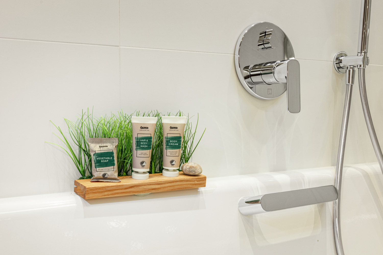 Set de 3 piese V-Touch Circular Life Cosmetice Hotel, Crema de Corp Vegan, Gel de Dus si Sampon, Sapun Vegetal, Nordic Swan Ecolabel