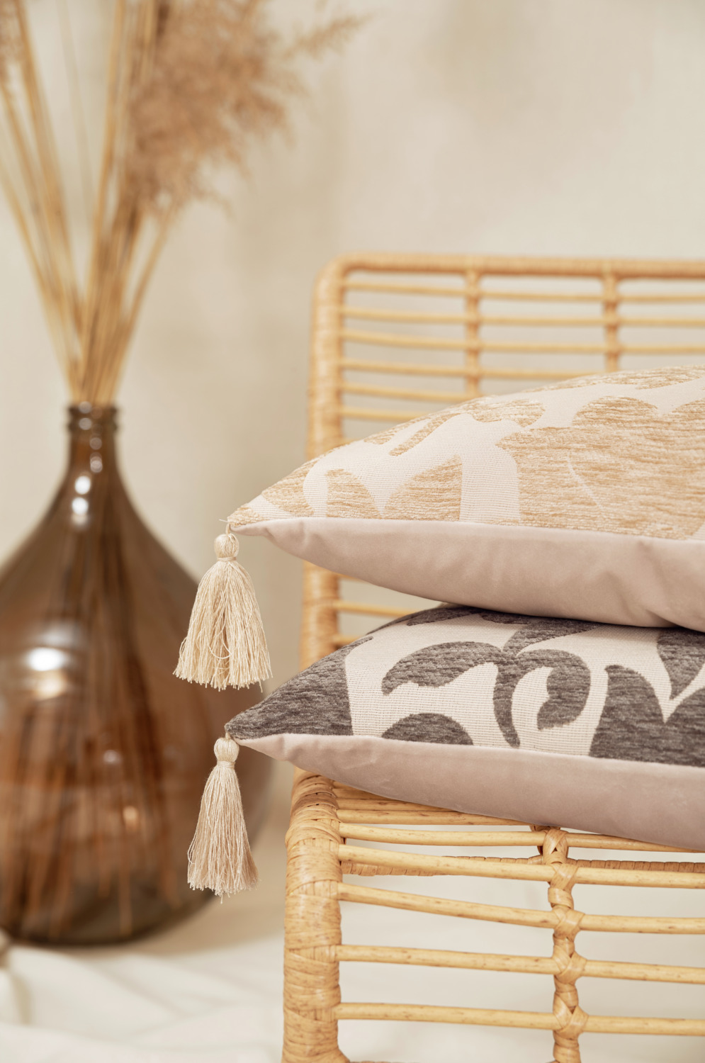 MAGMA Mavis Decorative Pillow Cover, 50 x 50 cm, Grey Jacquard Floral Pattern with Velvet Back and Corner Tassels, Zipper Closure