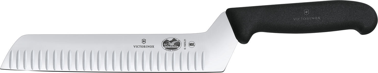 Victorinox Victorinox AG Butter and soft cheese knife Fibrox straight Butter- und Weichkäsemesser Fibrox gerade Butter and soft cheese knife Fibrox straight; Blade length 21 cm, 35.2 cm (L); silver/black Butter- und Weichkäsemesser Fibrox gerade; Klingenlänge 21 cm, 35.2 cm (L); silber/schwarz From professionals for professionals Non-slip handles guarantee safe working Particularly high edge retention for a long service life Outstanding sharpness and maximum stability The Fibrox collection was developed for professional chefs, but is also popular with amateur chefs due to its optimum performance and precise cuts. The non-slip, ergonomic handles sit comfortably in the hand and are easy on the wrist. This makes cooking and cutting fun! Extra-sharp stainless steel blades glide through even the thickest cuts of meat and sophisticated special knives handle a variety of kitchen tasks - from filleting fish to glazing cakes. Material handle: Thermoplastic elastomers (TPE) combine the easy processing of thermoplastics with the advantages of elastomers. They are extremely flexible even at high temperatures, very robust and have high impact and notch resistance even at low temperatures. TPE materials can withstand temperatures of up to 110°C. Von Profis für Profis Rutschfeste Griffe garantieren sicheres Arbeiten Besonders hohe Schnitthaltigkeit für eine lange Lebensdauer Hervorragende Schärfe und maximale Stabilität Die Fibrox Kollektion wurde für Profiköche entwickelt, ist aber auch bei Hobbyköchen aufgrund ihrer optimalen Performance und präzisen Schnitte beliebt. Die rutschfesten, ergonomischen Griffe liegen gut in der Hand und schonen das Handgelenk. So machen Kochen und Schneiden Spaß! Extra scharfe Klingen aus rostfreiem Stahl gleiten selbst durch die dicksten Fleischstücke und ausgereifte Spezialmesser erledigen verschiedene Küchenaufgaben – vom Filetieren von Fisch bis zum Glasieren von Torten. Material Griff: Thermoplastische Elastomere (TPE) kombinieren die einfache Verarbeitung von Thermokunststoffen mit den Vorteilen von Elastomeren. Sie sind auch bei hohen Temperaturen extrem flexibel, sehr robust und besitzen sogar bei niedrigen Temperaturen eine hohe Schlag- und Kerbschlagfestigkeit. TPE-Materialien halten Temperaturen von bis zu 110 °C stand.