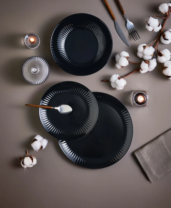 Luminarc Cottage Tempered Glass Flat Plates, Black Round Ribbed Edge, 25 cm Diameter, 1.6 cm Height, Stackable, Dishwasher and Microwave Safe