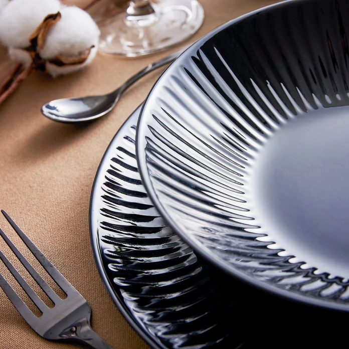 Luminarc Cottage Tempered Glass Flat Plates, Black Round Ribbed Edge, 25 cm Diameter, 1.6 cm Height, Stackable, Dishwasher and Microwave Safe