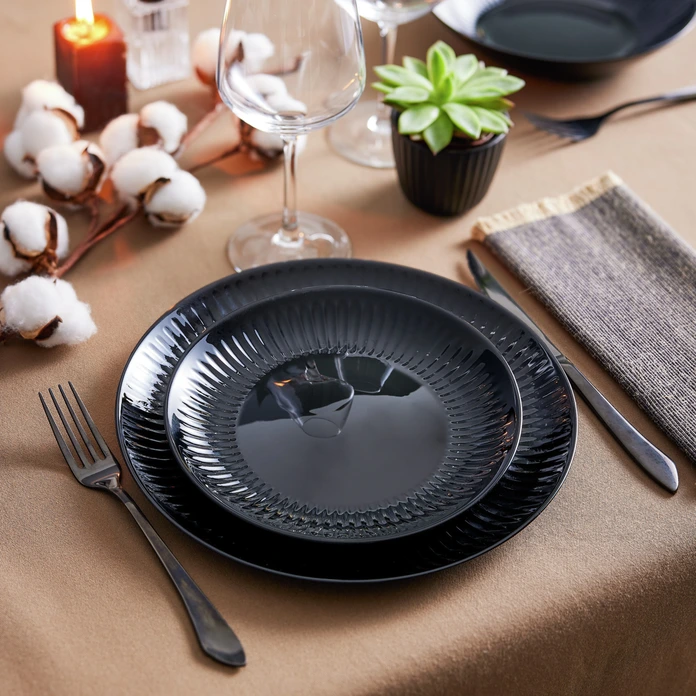 Luminarc Cottage Tempered Glass Flat Plates, Black Round Ribbed Edge, 25 cm Diameter, 1.6 cm Height, Stackable, Dishwasher and Microwave Safe