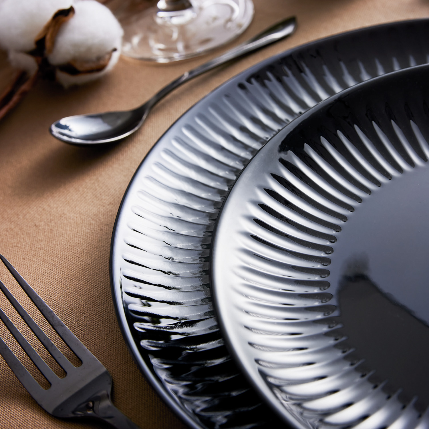 Luminarc Cottage Tempered Glass Flat Plates, Black Round Ribbed Edge, Stackable, Dishwasher and Microwave Safe