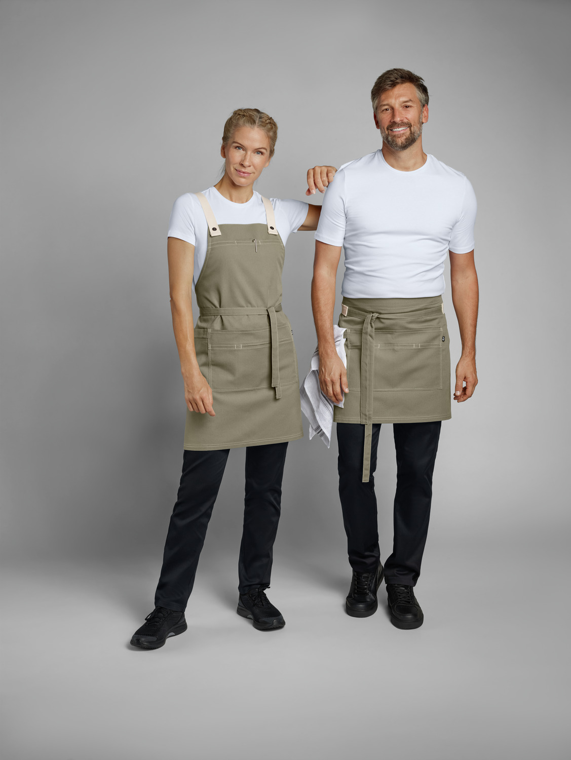 Jobeline Larry Bib Apron 77x80 cm Khaki, Polyester Cotton Canvas Blend with Adjustable Over-the-Shoulder Straps and Snap Pocket