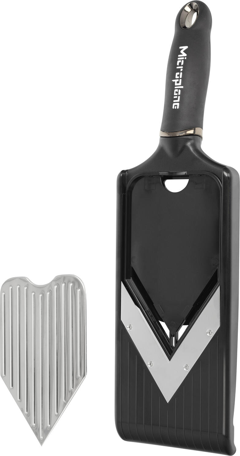 Microplane Microplane International GmbH & Co. KG V-vegetable slicer Slicer V-Gemüsehobel Slicer V-vegetable slicer Slicer; 35.5x10.2x3.5 cm (LxWxH); black V-Gemüsehobel Slicer; 35.5x10.2x3.5 cm (LxBxH); schwarz V-slicer with julienne blade insert, two-sided insert for turning. Ergonomic soft-touch handle. Stainless steel, razor-sharp V-blade slices fruit, vegetables and cheese effortlessly. Stepless adjustment. Non-slip. V-Hobel mit Julienneklingen-Einsatz, zweiseitiger Einsatz zum Umdrehen. Ergonomischer Soft-Touch Griff. Edelstahl, rasiermesserscharfe V-Klinge scheidet Früchte, Gemüse und Käse mühelos in Scheiben. Stufenlose Einstellung. Rutschfest.