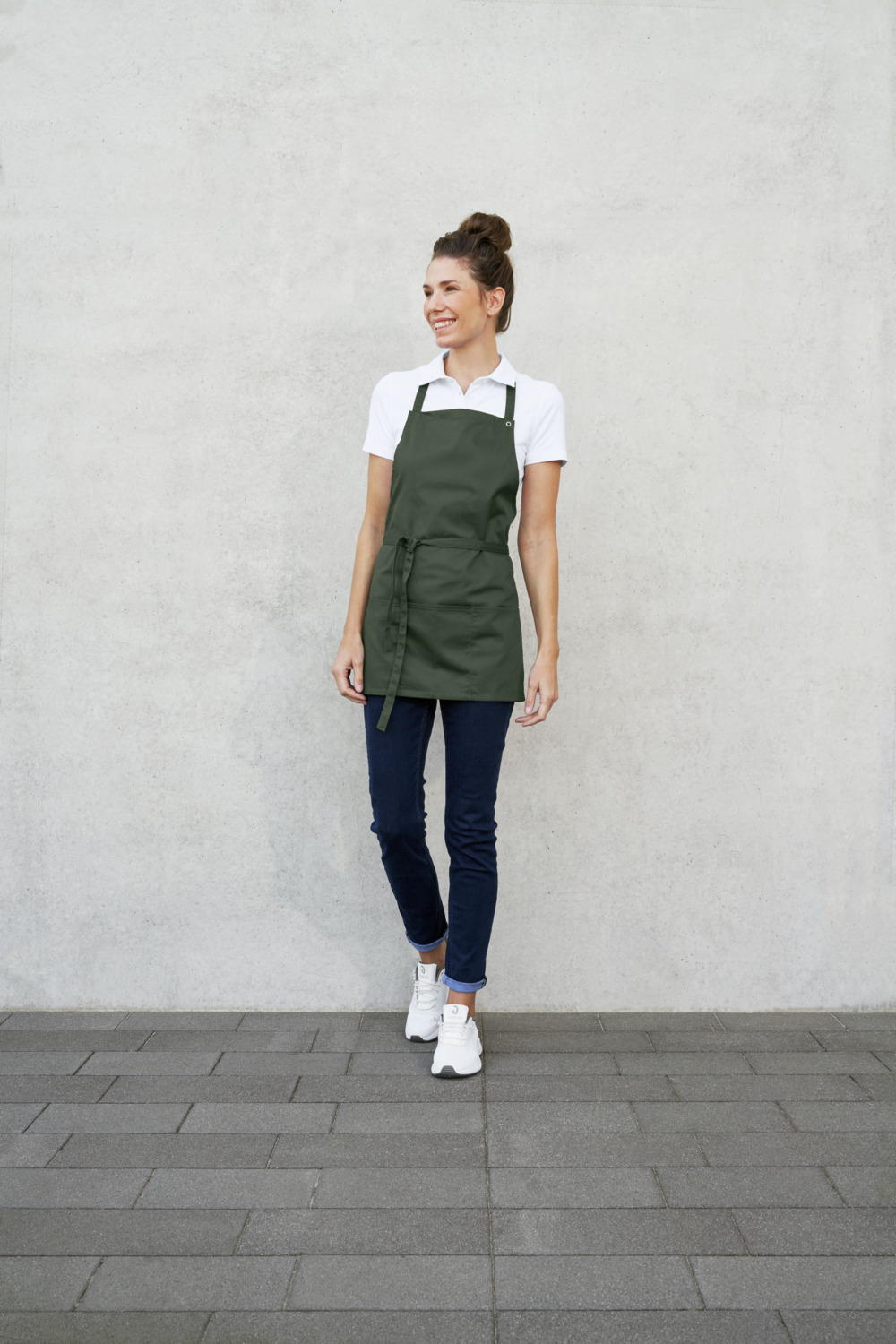 JOBELINE Taras Short Bib Apron, 64 x 80 cm, 65% Polyester 35% Cotton, 200 g/m², Large Three-Part Patch Pocket, Adjustable Straps, OEKO-TEX Standard 100