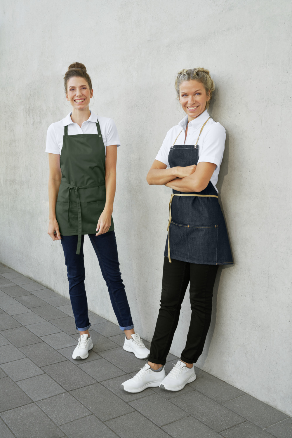 JOBELINE Taras Short Bib Apron, 64 x 80 cm, 65% Polyester 35% Cotton, 200 g/m², Large Three-Part Patch Pocket, Adjustable Straps, OEKO-TEX Standard 100