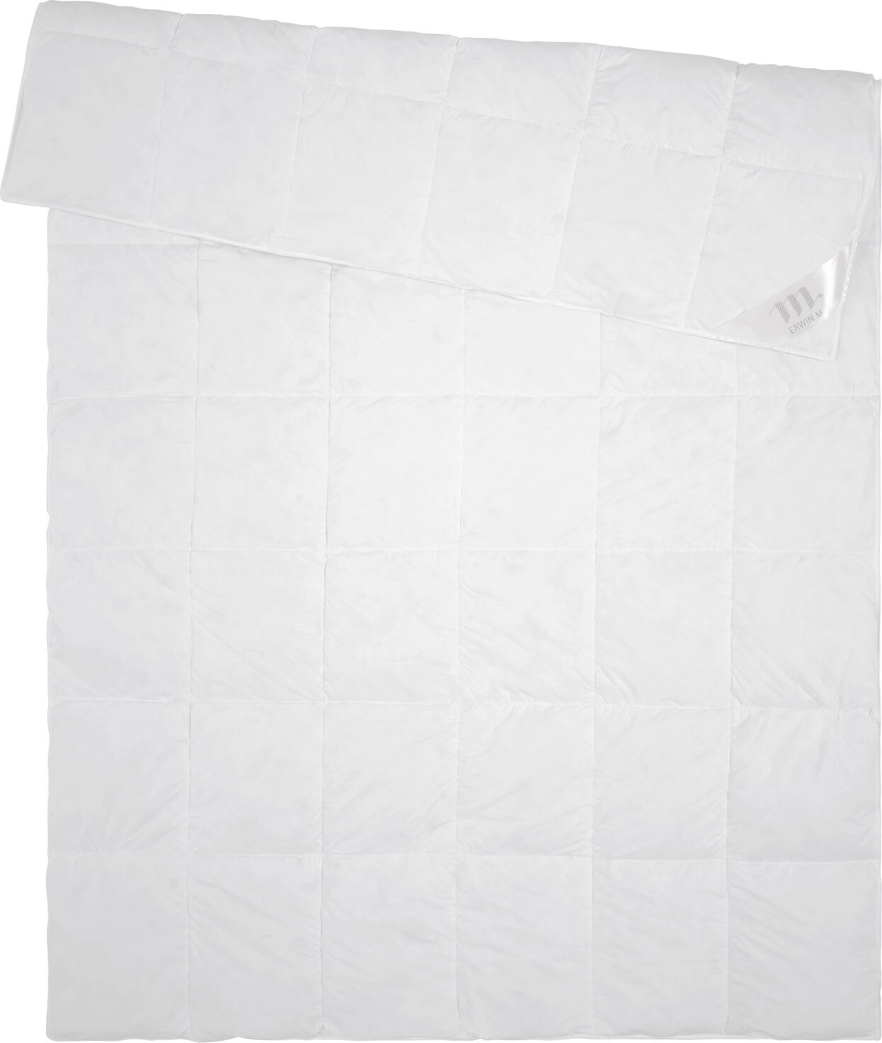 ERWIN M. LUSINI Solutions GmbH Summer duvet Elio Sommer-Bettdecke Elio Summer duvet Elio; 160x210 cm (WxL); white Sommer-Bettdecke Elio; 160x210 cm (BxL); weiß Filling: 90% white new duck down, 10% new white feathers, class 1. Cover: 100% cotton (fine twill with satin piping). Duvet with great lying comfort. Skin friendly. Easy care, uncomplicated cleaning. Available in summer or all-season quality. Downpass seal. Nomite mite and down proof ticking. Cigarette glow test passed according to EN 12934. Füllung: 90 % weiße neue Entendaunen, 10 % neue weiße Federn, Klasse 1. Bezug: 100 % Baumwolle (Feinköper mit Satinbiese). Einziehdecke mit tollem Liegekomfort. Hautsympathisch. Pflegeleicht, unkomplizierte Reinigung. Sommer- oder Ganzjahresqualität erhältlich. Downpass-Siegel. Nomite milben- und daunendichtes Inlett. Zigarettenglühtest nach DIN EN ISO 12952-1 bestanden.