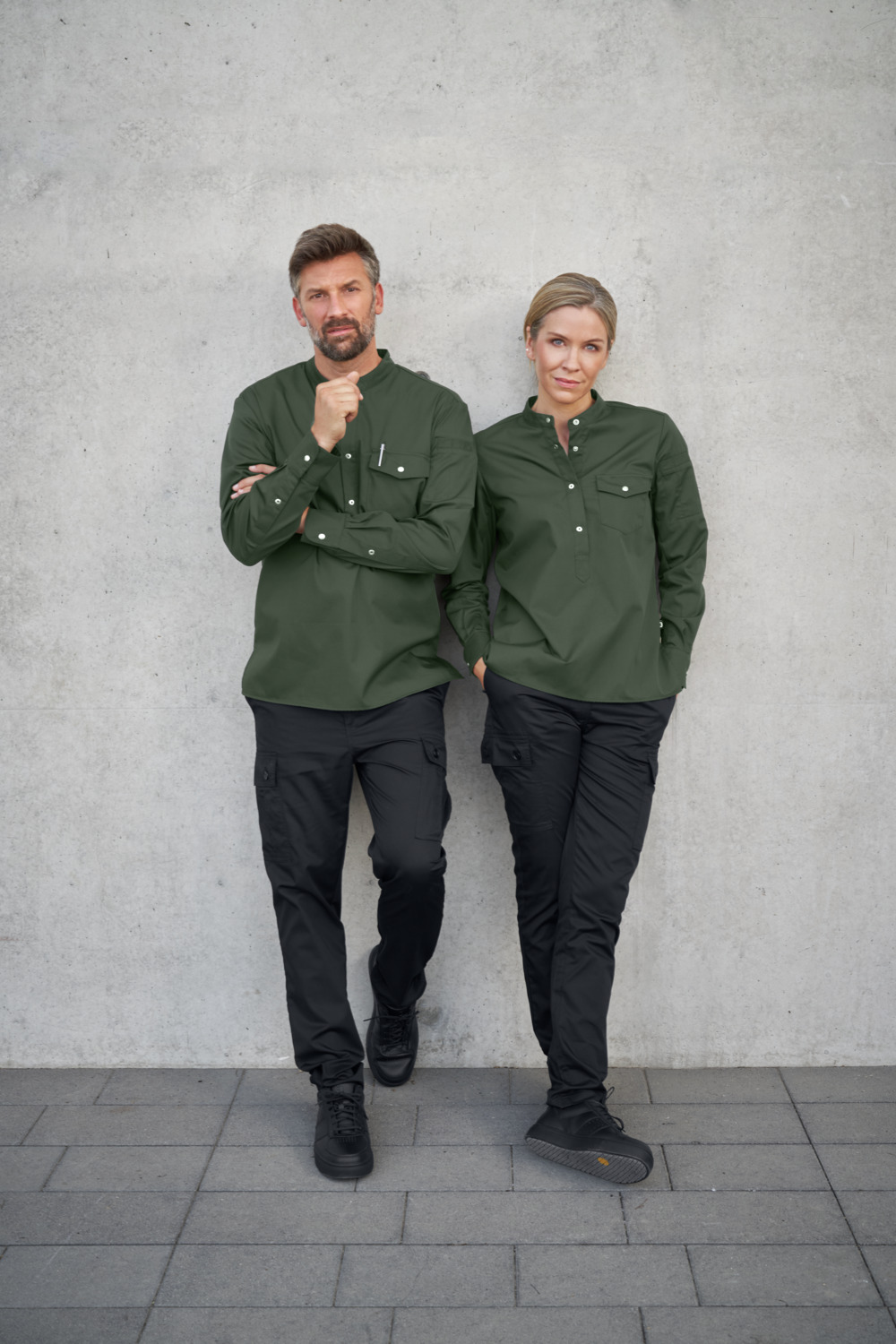 JOBELINE LUSINI Solutions GmbH Women’s chef’s shirt Luca long-sleeved Damen Kochshirt Luca Langarm Women’s chef’s shirt Luca long-sleeved; Size 40; dark olive Damen Kochshirt Luca Langarm; Kleidergröße 40; dunkeloliv 65% polyester, 35% cotton. 150 g/m². 60°C wash. An elegant and breathable women’s slip-on chef’s shirt, made from an extra-lightweight and breathable fabric. Particularly easy to put on, thanks to the extra-deep press-stud placket with a small stand-up collar, as well as the elasticated back and lower sleeve sections made from opaque piqué fabric. Features a patch breast pocket, side slits at the hem and a practical apron loop at the nape of the neck. The sleeves are finished with classic shirt cuffs with press studs. Straight cut. Back length: 68 cm in size 36. 65 % Polyester, 35 % Baumwolle. 150 g/m². 60°-Wäsche Elegantes und atmungsaktives Damenkochshirt zum reinschlüpfen, aus einem extraleichten und atmungsaktiven Gewebe. Besonders leicht anzuziehen, dank der extra tiefen Druckknopfleiste mit kleinem Stehkragen, sowie der elastischen Rücken- und unteren Ärmelpartie aus blickdichtem Piqué-Material. Mit einer aufgesetzten Brusttasche, seitlichen Schlitzen am Saum und praktischer Latzschürzenschlaufe im Nacken. Den Ärmelabschluss bildet eine klassische Hemdenmanschette mit Druckknöpfen. Gerade geschnittene Passform. Rückenlänge: 68 cm in Gr. 36