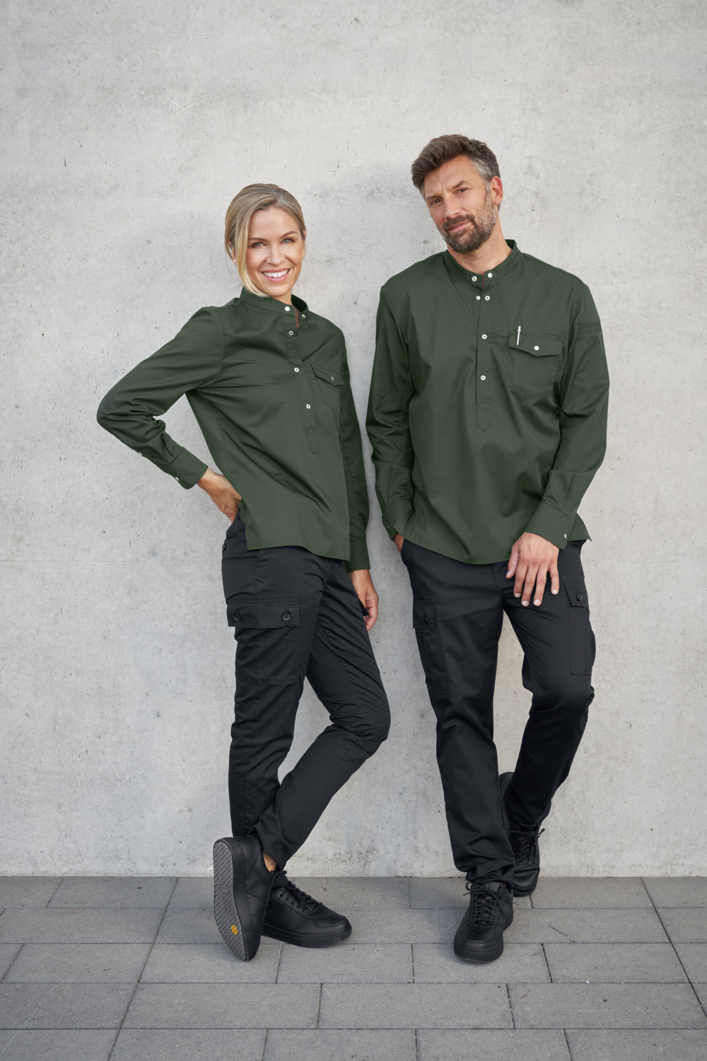JOBELINE LUSINI Solutions GmbH Women’s chef’s shirt Luca long-sleeved Damen Kochshirt Luca Langarm Women’s chef’s shirt Luca long-sleeved; Size 40; dark olive Damen Kochshirt Luca Langarm; Kleidergröße 40; dunkeloliv 65% polyester, 35% cotton. 150 g/m². 60°C wash. An elegant and breathable women’s slip-on chef’s shirt, made from an extra-lightweight and breathable fabric. Particularly easy to put on, thanks to the extra-deep press-stud placket with a small stand-up collar, as well as the elasticated back and lower sleeve sections made from opaque piqué fabric. Features a patch breast pocket, side slits at the hem and a practical apron loop at the nape of the neck. The sleeves are finished with classic shirt cuffs with press studs. Straight cut. Back length: 68 cm in size 36. 65 % Polyester, 35 % Baumwolle. 150 g/m². 60°-Wäsche Elegantes und atmungsaktives Damenkochshirt zum reinschlüpfen, aus einem extraleichten und atmungsaktiven Gewebe. Besonders leicht anzuziehen, dank der extra tiefen Druckknopfleiste mit kleinem Stehkragen, sowie der elastischen Rücken- und unteren Ärmelpartie aus blickdichtem Piqué-Material. Mit einer aufgesetzten Brusttasche, seitlichen Schlitzen am Saum und praktischer Latzschürzenschlaufe im Nacken. Den Ärmelabschluss bildet eine klassische Hemdenmanschette mit Druckknöpfen. Gerade geschnittene Passform. Rückenlänge: 68 cm in Gr. 36