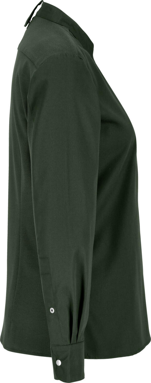 JOBELINE LUSINI Solutions GmbH Women’s chef’s shirt Luca long-sleeved Damen Kochshirt Luca Langarm Women’s chef’s shirt Luca long-sleeved; Size 40; dark olive Damen Kochshirt Luca Langarm; Kleidergröße 40; dunkeloliv 65% polyester, 35% cotton. 150 g/m². 60°C wash. An elegant and breathable women’s slip-on chef’s shirt, made from an extra-lightweight and breathable fabric. Particularly easy to put on, thanks to the extra-deep press-stud placket with a small stand-up collar, as well as the elasticated back and lower sleeve sections made from opaque piqué fabric. Features a patch breast pocket, side slits at the hem and a practical apron loop at the nape of the neck. The sleeves are finished with classic shirt cuffs with press studs. Straight cut. Back length: 68 cm in size 36. 65 % Polyester, 35 % Baumwolle. 150 g/m². 60°-Wäsche Elegantes und atmungsaktives Damenkochshirt zum reinschlüpfen, aus einem extraleichten und atmungsaktiven Gewebe. Besonders leicht anzuziehen, dank der extra tiefen Druckknopfleiste mit kleinem Stehkragen, sowie der elastischen Rücken- und unteren Ärmelpartie aus blickdichtem Piqué-Material. Mit einer aufgesetzten Brusttasche, seitlichen Schlitzen am Saum und praktischer Latzschürzenschlaufe im Nacken. Den Ärmelabschluss bildet eine klassische Hemdenmanschette mit Druckknöpfen. Gerade geschnittene Passform. Rückenlänge: 68 cm in Gr. 36