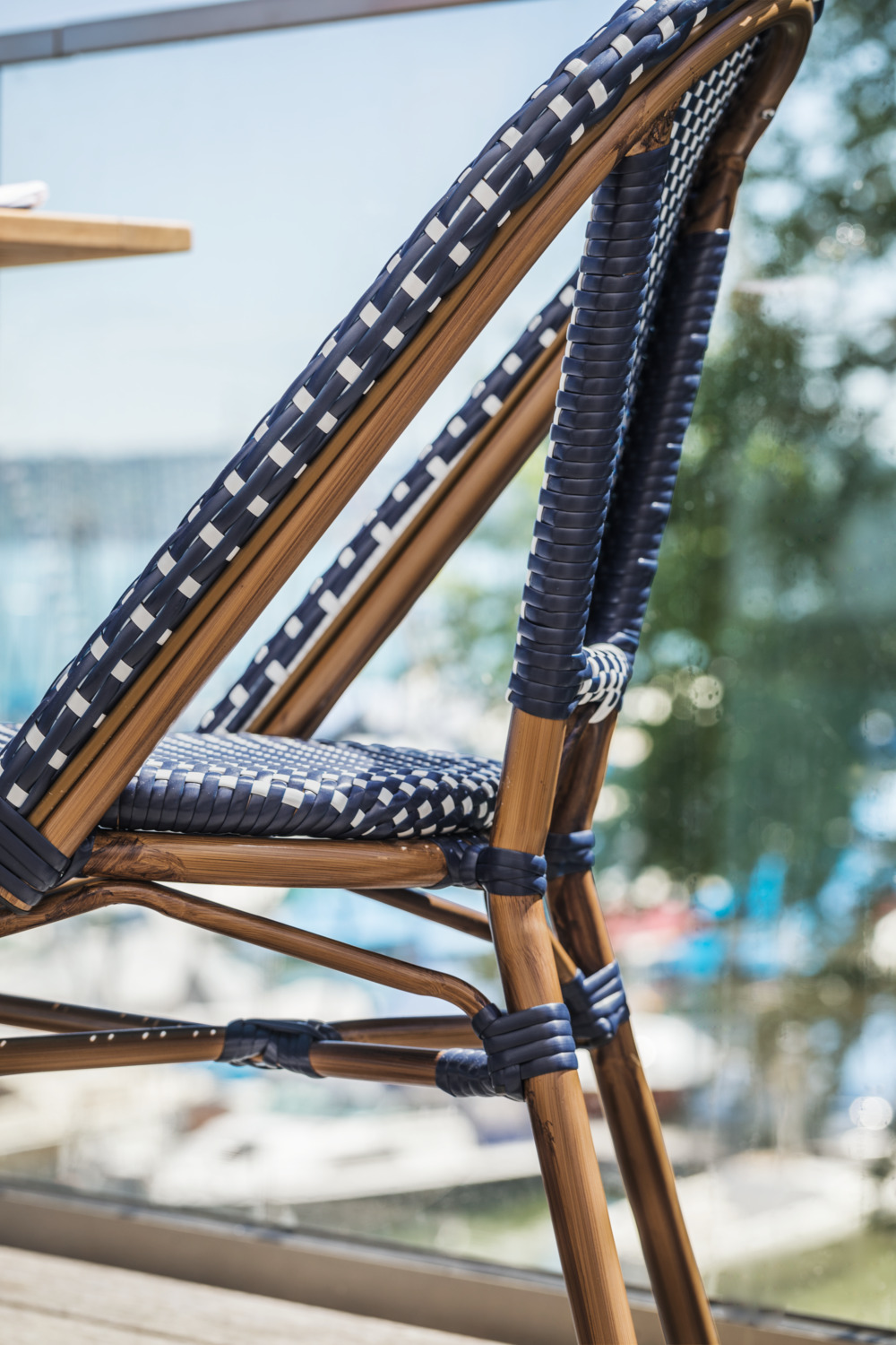 Scaun Bistro Exterior VEGA LUSINI Astoria, Albastru/Alb, Cadru din Aluminiu Vopsit in Praf, Rattan Plastic Rezistent la Intemperii, Stivuibil, Set de 2 piese