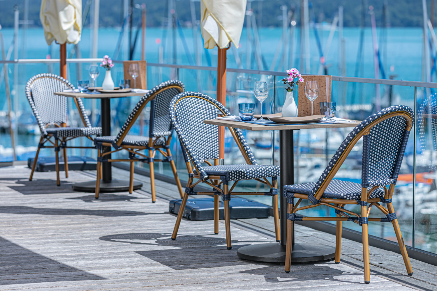 Scaun Bistro Exterior VEGA LUSINI Astoria, Albastru/Alb, Cadru din Aluminiu Vopsit in Praf, Rattan Plastic Rezistent la Intemperii, Stivuibil, Set de 2 piese