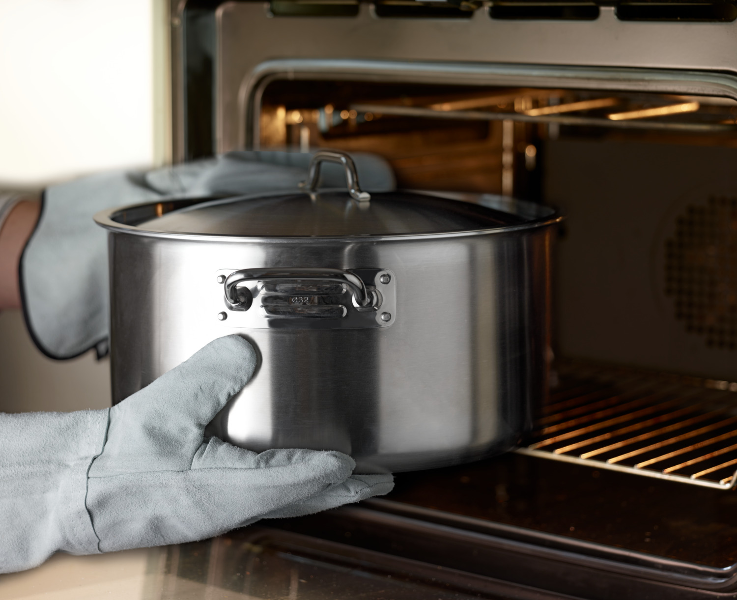 Mănușă de protecție termică Hygostar Secure, din piele de bovine, rezistentă la căldură până la 350°C, design cu 3 degete, PPE Categoria 3, 36cm, Mărime L, Gri