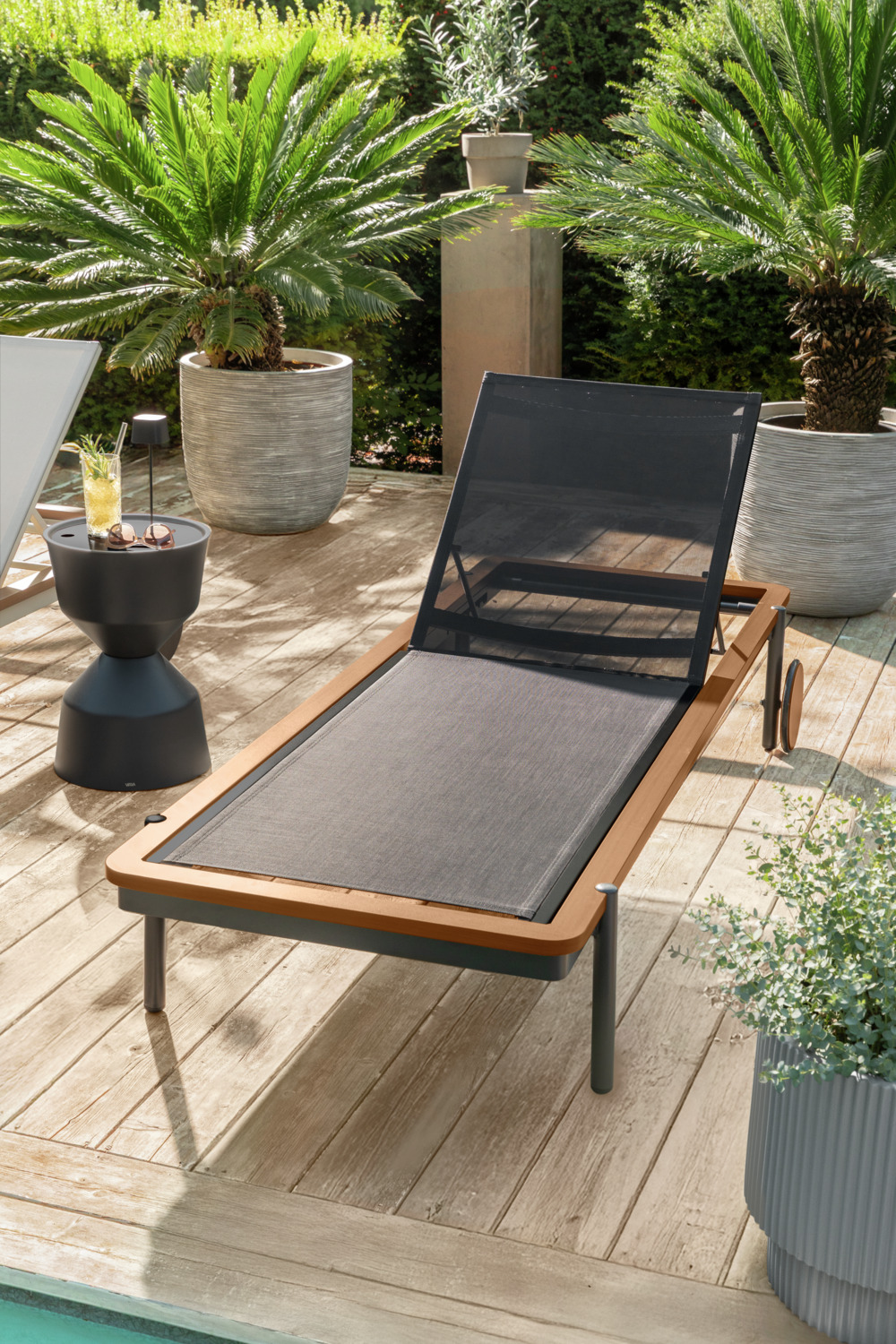 VEGA Rivan Sun Lounger, Aluminium Frame, 202x72x33 cm, Adjustable Backrest, Weatherproof and UV-resistant, with Castors, Color: Anthracite