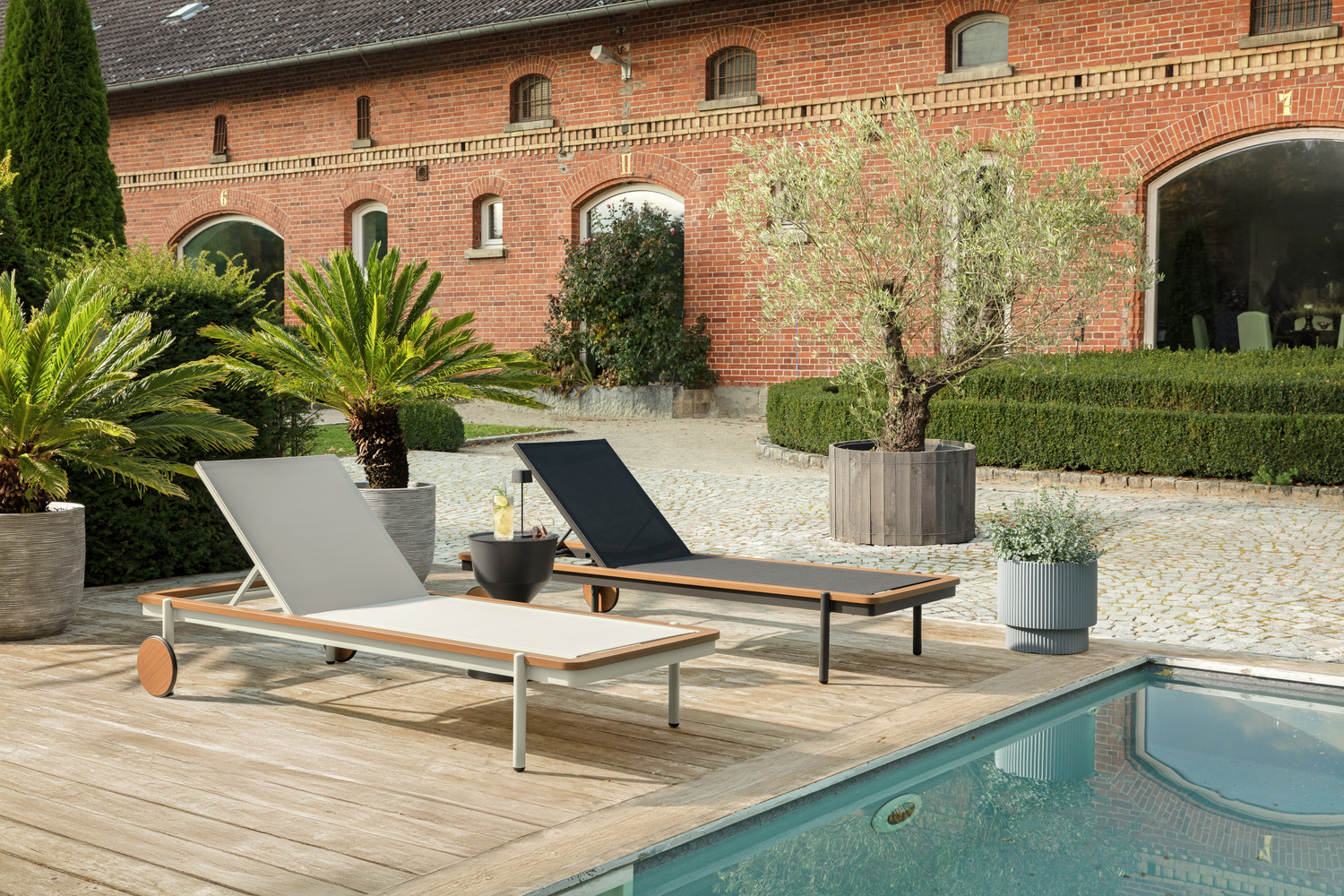 VEGA Rivan Sun Lounger, Aluminium Frame, 202x72x33 cm, Adjustable Backrest, Weatherproof and UV-resistant, with Castors, Beige
