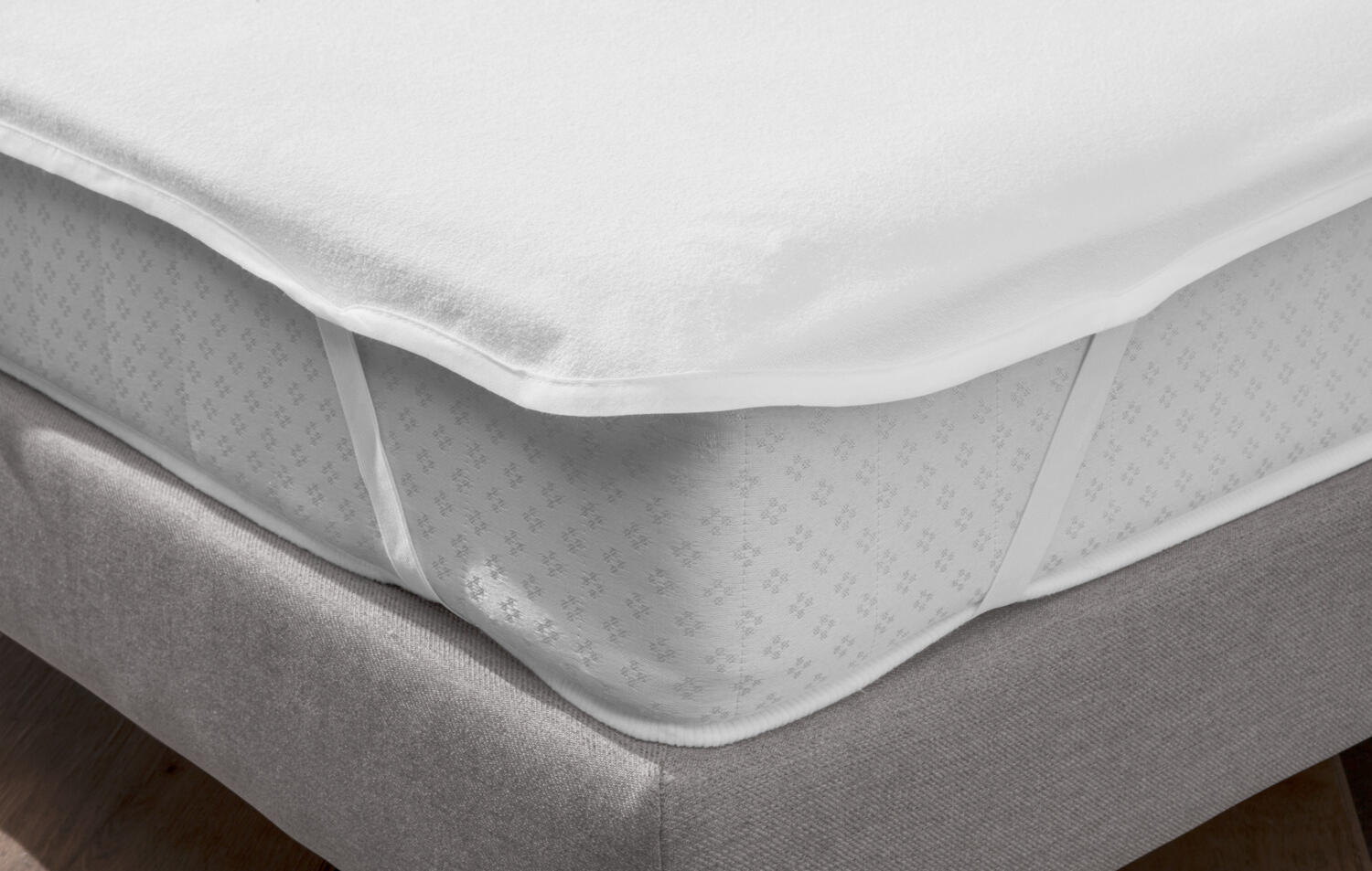 ERWIN M. LUSINI Solutions GmbH Mattress protector Protect fixed tension Matratzenschoner Protect Fixspann Mattress protector Protect fixed tension; 160x200 cm (WxL); white Matratzenschoner Protect Fixspann; 160x200 cm (BxL); weiß In this program there are not only mattress protection fitted sheets and fixed fitted sheets, but also pillow covers with hygienic protection available. This is a protective cover with all-round elastic in common sizes. The white terry cloth top is made of 80% cotton and 20% polyester. The fabric is coated on the back. This coating is impermeable to moisture, but breathable. Fixed fitted sheet with 4 corner elastics. Top side: terry 75% cotton, 25% polyester. Underside: polyurethane membrane. Weight approx. 180 g/m². (1) Oberseite 75 % Baumwolle, 25 % Polyester (Frottee). (2) Unterseite Polyurethan-Membrane. Gewicht ca. 180 g/m². Fixspannauflage mit vier Eckgummis, für guten Halt. (1) Die Frottee-Oberseite ist angenehm auf der Haut. (2) Die Beschichtung der Unterseite ist feuchtigkeitsundurchlässig, jedoch atmungsaktiv. Für Matratzen bis 22 cm Höhe.