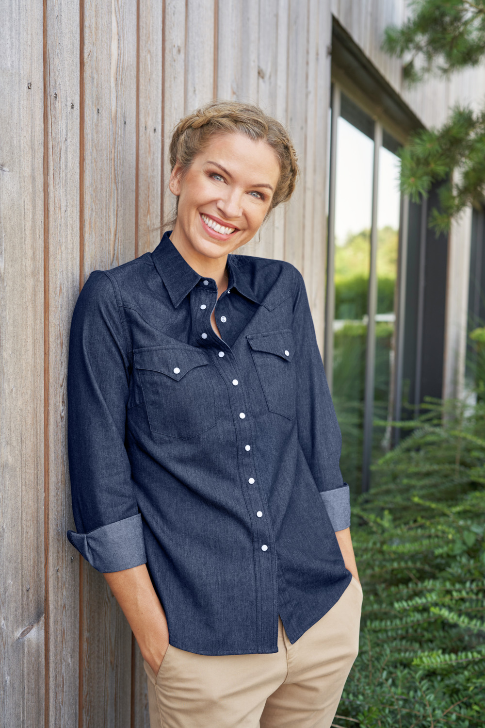 JOBELINE Ryan Women's Slim Fit Denim Shirt, Modern Western Style Blouse, Cotton-Polyester Blend, Dark-Blue, Two Breast Pockets