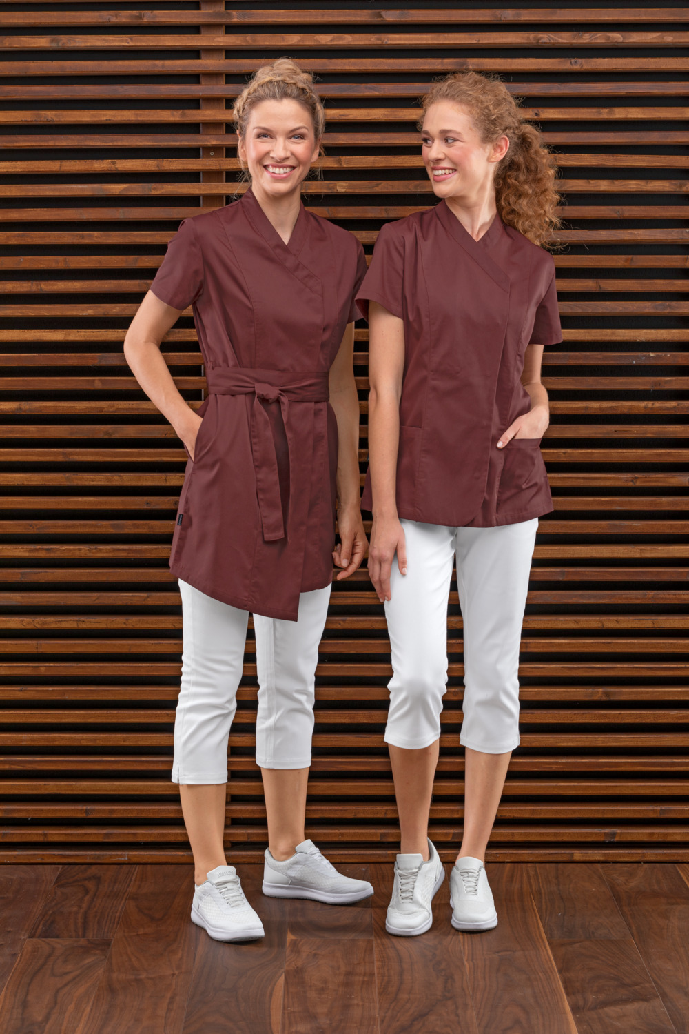 JOBELINE LUSINI Solutions GmbH Women's trousers Lexi Damenhose Lexi Women's trousers Lexi; Size 44; white Damenhose Lexi; Kleidergröße 44; weiß 96 % cotton, 4 % spandex. 40 °C wash. Comfortable, easy-care capri pants for women in 5-pocket form with elastic knitted waistband, the width of which can be regulated by a band. Body-hugging cut. Inside leg length: 54 cm for size 36. 96 % Baumwolle, 4 % Elasthan. 40°-Wäsche. Bequeme, pflegeleichte Capri-Hose für Damen in 5-Pocket-Form mit elastischem Strickbund, dessen Weite durch ein Band reguliert werden kann. Körpernah geschnitten. Innenbeinlänge: 54 cm in Gr 36