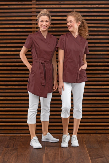 JOBELINE LUSINI Solutions GmbH Women's trousers Lexi Damenhose Lexi Women's trousers Lexi; Size 44; white Damenhose Lexi; Kleidergröße 44; weiß 96 % cotton, 4 % spandex. 40 °C wash. Comfortable, easy-care capri pants for women in 5-pocket form with elastic knitted waistband, the width of which can be regulated by a band. Body-hugging cut. Inside leg length: 54 cm for size 36. 96 % Baumwolle, 4 % Elasthan. 40°-Wäsche. Bequeme, pflegeleichte Capri-Hose für Damen in 5-Pocket-Form mit elastischem Strickbund, dessen Weite durch ein Band reguliert werden kann. Körpernah geschnitten. Innenbeinlänge: 54 cm in Gr 36