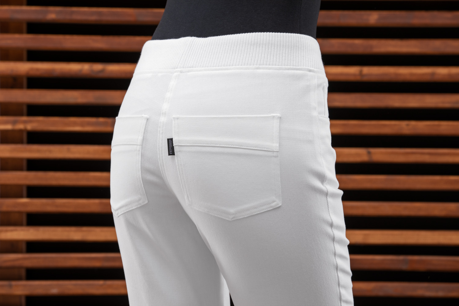 JOBELINE LUSINI Solutions GmbH Women's trousers Lexi Damenhose Lexi Women's trousers Lexi; Size 48; black Damenhose Lexi; Kleidergröße 48; schwarz 96 % cotton, 4 % spandex. 40 °C wash. Comfortable, easy-care capri pants for women in 5-pocket form with elastic knitted waistband, the width of which can be regulated by a band. Body-hugging cut. Inside leg length: 54 cm for size 36. 96 % Baumwolle, 4 % Elasthan. 40°-Wäsche. Bequeme, pflegeleichte Capri-Hose für Damen in 5-Pocket-Form mit elastischem Strickbund, dessen Weite durch ein Band reguliert werden kann. Körpernah geschnitten. Innenbeinlänge: 54 cm in Gr 36