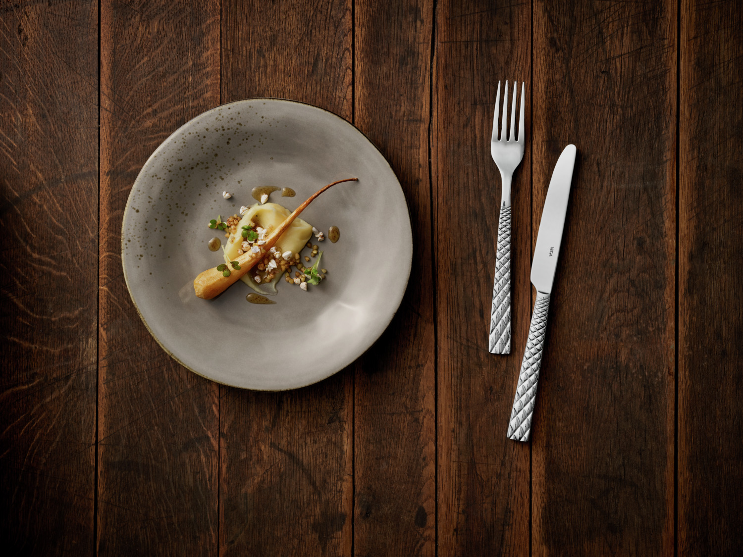 VEGA Palana Flat Plate Set of 6, 27 cm Round Stoneware Plates, Grey Speckled Hand-painted Finish, Irregular Edge, Dishwasher and Microwave Safe