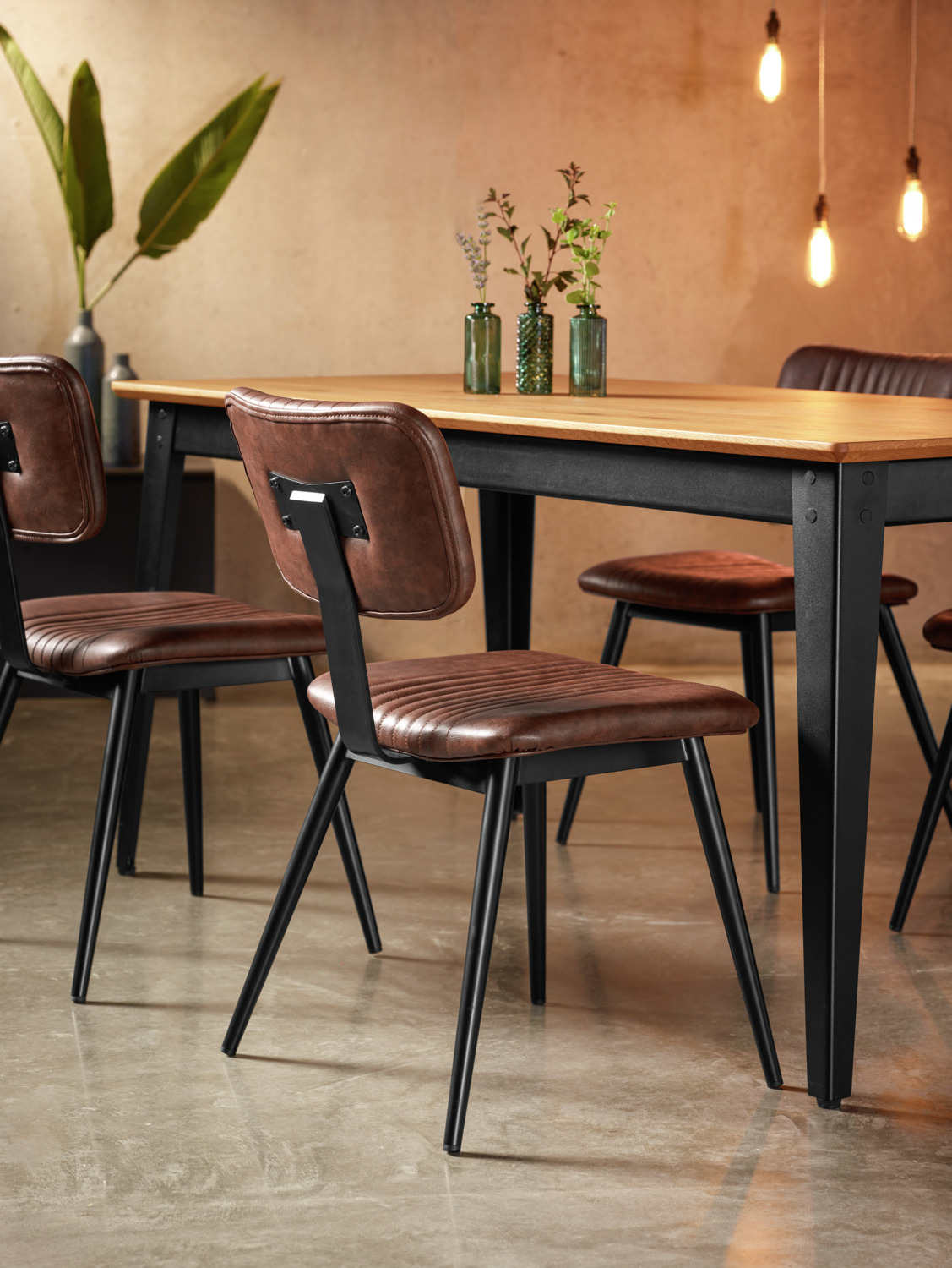 Set de 2 scaune tapitate VEGA Nolo, imitatie pielre, cadru din otel vopsit in praf, maro si negru, 47x54x81 cm, cu cusaturi decorative