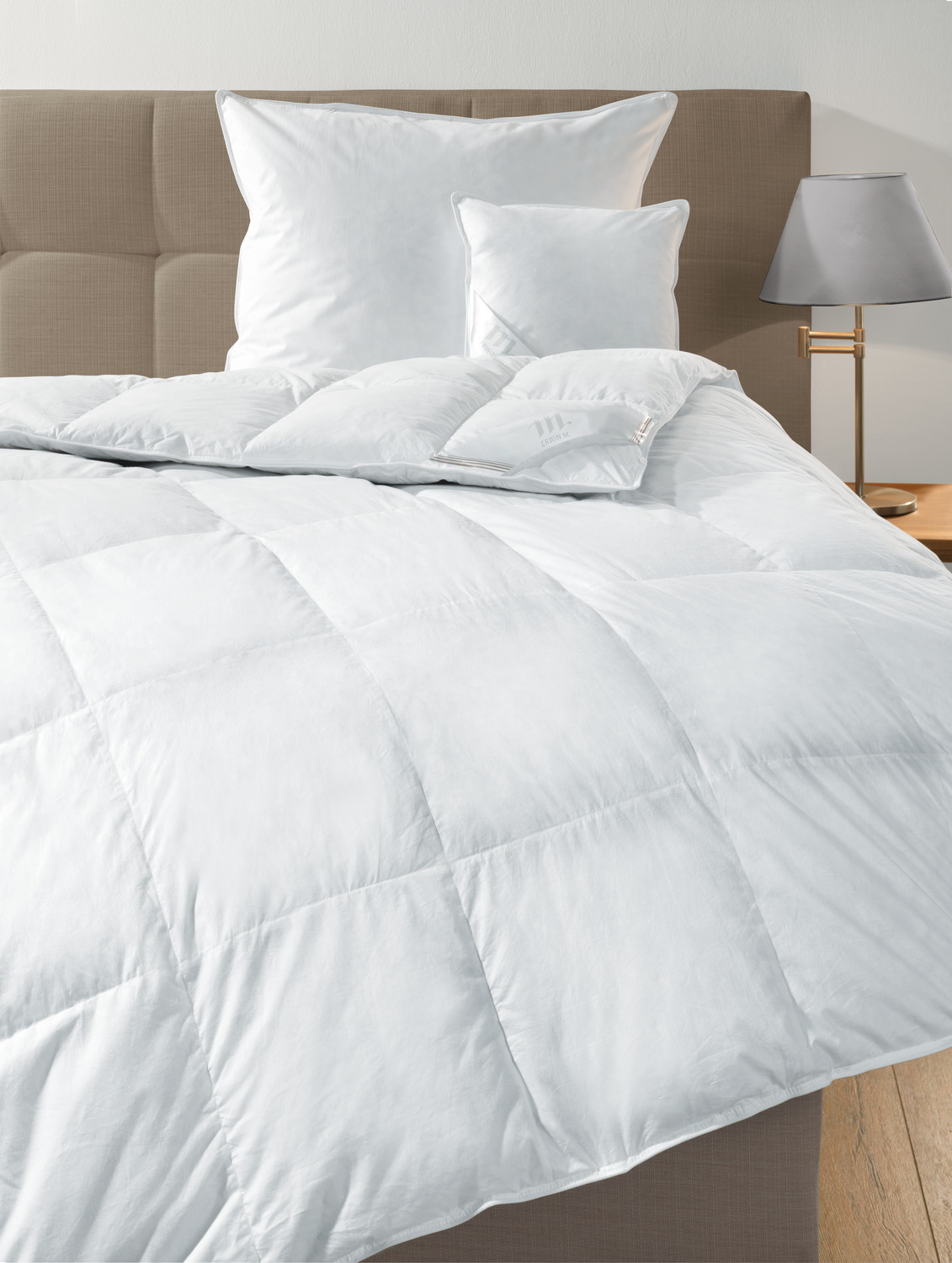 Perna ERWIN M. Perfekta, 60 x 80 cm, Albă, 85% pene de gâscă 15% puf, Clasa 1, Husă 100% bumbac twill anti-pene, Structură Downpass, OEKO-TEX