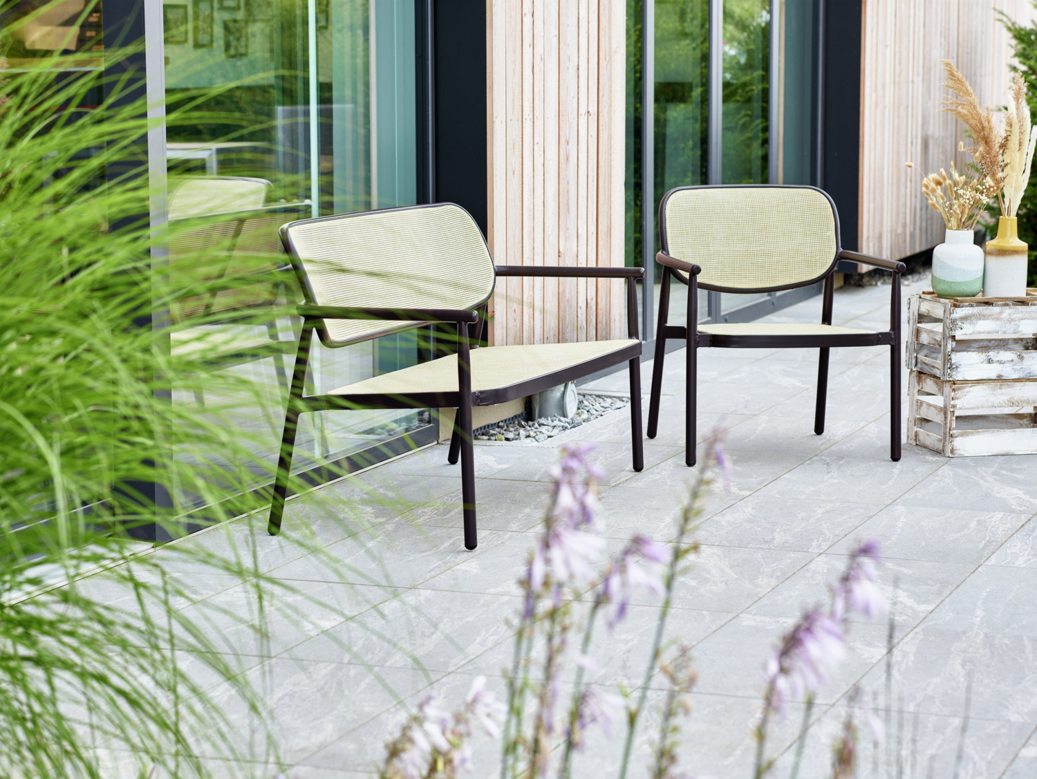 Banca de exterior VEGA Candia, cadru din aluminiu vopsit electrostatic, material polirattan cu aspect de impletit, bej si maro inchis, 144x68x79 cm, rezistenta la intemperii si stivuila