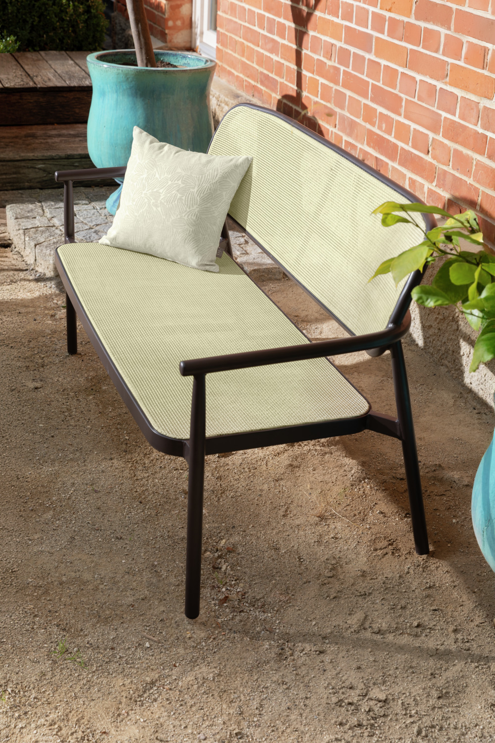 Banca de exterior VEGA Candia, cadru din aluminiu vopsit electrostatic, material polirattan cu aspect de impletit, bej si maro inchis, 144x68x79 cm, rezistenta la intemperii si stivuila