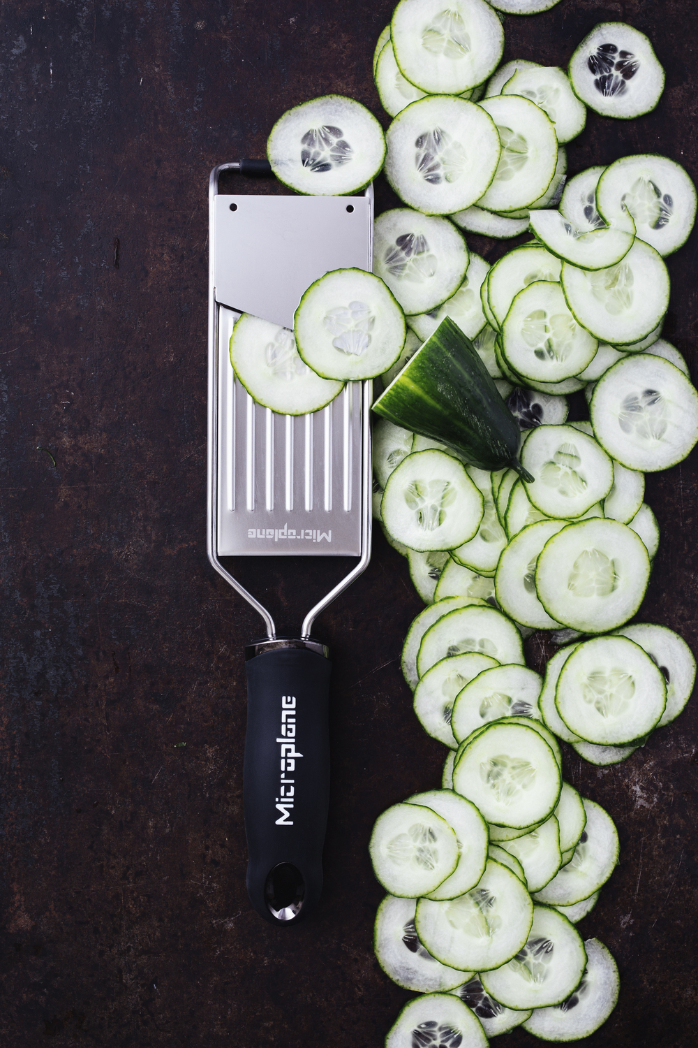 Feliator de legume Microplane Gourmet Slicer 6992 Mandolina cu lama din otel inoxidabil, maner ergonomic soft-touch si baza antiderapante, Negru