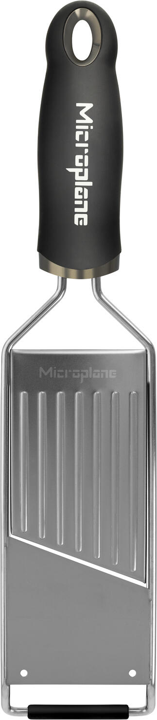 Microplane Microplane International GmbH & Co. KG Gourmet grater Slicer Gourmet-Reibe Slicer Gourmet grater Slicer; 31.5x7.5x3 cm (LxWxH); black Gourmet-Reibe Slicer; 31.5x7.5x3 cm (LxBxH); schwarz Professional stainless steel vegetable slicer with ergonomic soft-touch handle. Wide grating surface and razor-sharp blade. Ideal for potatoes, zucchinis, carrots, beet, onions, cucumbers and apples. With non-slip rubber base. Profi-Gemüsehobel aus Edelstahl mit ergonomischem soft-touch-Griff. Breite Reibefläche und Rasiermesserscharfe Klinge. Ideal für Kartoffeln, Zucchini, Karotten, Rote Beete, Zwiebeln, Gurken und Äpfel. Mit rutschfestem Gummifuß.