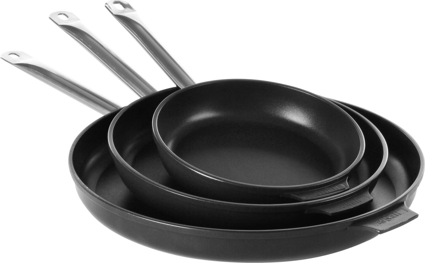 Hendi Titanium Professional Frying Pan, Hard Cast Aluminium with Whitford Xylan Non-Stick Titanium Coating, 18/10 Stainless Steel Handle, 40x5.5 cm, Black