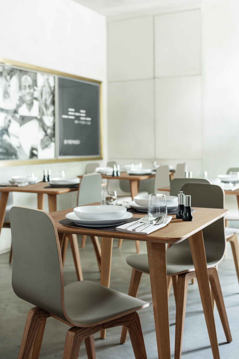 VEGA LUSINI Solutions GmbH Dining table Duneo square Esstisch Duneo quadratisch Dining table Duneo square; 75x75x76 cm (LxWxH); Table top oak, base oak/natural; square Esstisch Duneo quadratisch; 75x75x76 cm (LxBxH); Platte eiche, Gestell eiche/natur; quadratisch Duneo dining table made of solid oak wood and table top with high quality HPL coating. Robust and easy to clean. Solid wood lipping made of oiled beech wood on the edges of the table. Material thickness of the table top 2.5 cm. Only suitable for indoor use. Delivery is disassembled, the legs are attached to the table top using the supplied fasteners. Der Esstisch Duneo aus massivem Eichenholz und Tischplatte mit hochwertiger HPL-Beschichtung. Robust und pflegeleicht. Massivholzumleimer aus geöltem Buchenholz an den Tischkanten. Materialstärke der Tischplatte 2,5 cm. Nur für den Innenbereich geeignet. Lieferung erfolgt zerlegt, die Beine werden anhand des mitgelieferten Befestigungsmaterials an der Tischplatte befestigt.