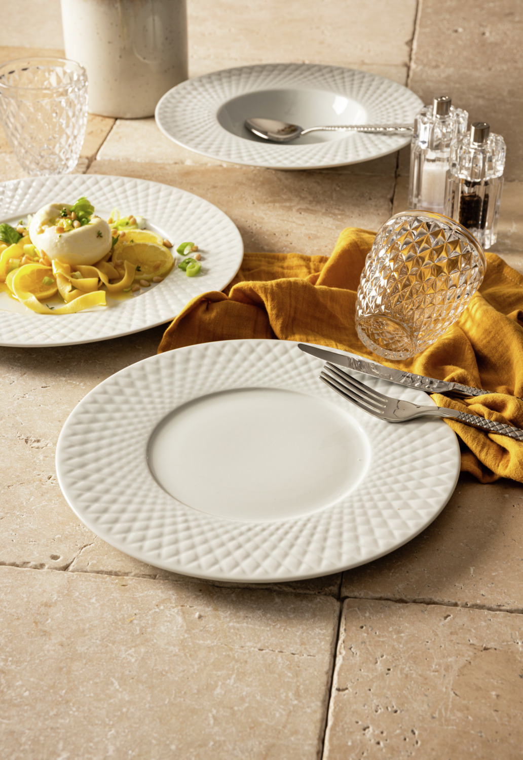 Set de 4 piese farfurii plate din porțelan VEGA Bilbero, albe, rotunde, diametru 31 cm, cu relief romboid pe margine