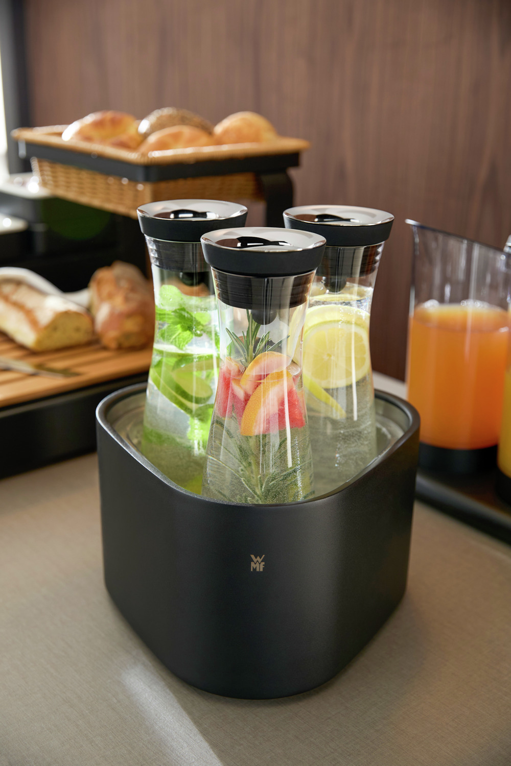 Carafa pentru apa WMF Quadro, 1000 ml, Sticla, Transparenta, cu Capac CloseUp cu deschidere automata si Sită integrata, 30 cm Inaltime
