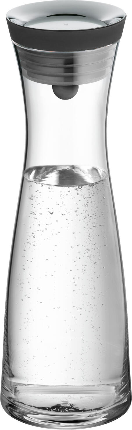 WMF proHeq GmbH Water carafe Buffet WMF Quadro Wasserkaraffe Buffet WMF Quadro Water carafe Buffet WMF Quadro; 1000 ml, 30 cm (H); transparent Wasserkaraffe Buffet WMF Quadro; 1 l, 30 cm (H); transparent WMF Quadro offers the complete range of instruments for customised buffet compositions. One thing leads to another: Frames, inserts and tops. Optics, surfaces and materials. Everything harmonises visually. And everything harmonises functionally - in high-quality WMF workmanship. Whether breakfast, lunch, dessert or dinner buffet: WMF Quadro makes assembly particularly easy. Individual modules and combinations are ready to use in just a few simple steps and can be reproduced immediately. Carafe 1 litre, suitable for buffet WMF Quadro drinks cooler container, with CloseUp lid opens and closes automatically. With integrated strainer. WMF Quadro bietet das komplette Instrumentarium für die individuelle Buffet-Komposition. Dabei fügt sich eines zum Anderen: Rahmen, Einsätze und Aufsätze. Optiken, Oberflächen und Materialien. Alles harmoniert optisch. Und alles harmoniert funktional – in hochwertiger WMF Verarbeitungsqualität. Ob Frühstücks-, Mittags-, Dessert oder Abendbuffet: WMF Quadro macht den Aufbau besonders leicht. Einzelmodule und Kombinationen sind mit wenigen Handgriffen einsatzbereit und sofort reproduzierbar. Karaffe 1L, passend für Buffet WMF Quadro Getränkekühler Behälter, mit CloseUp-Deckel öffnet und schließt automatisch. Mit integriertem Sieb.